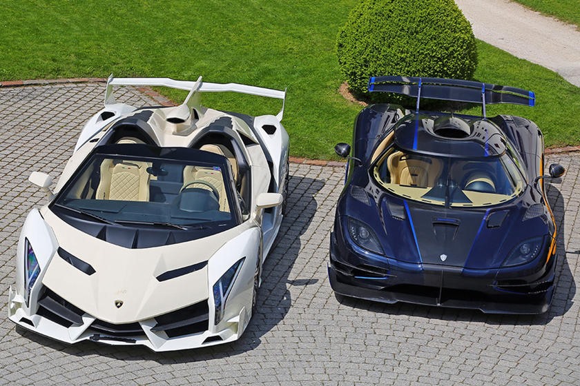 Lamborghini Veneno (màu trắng) là chiếc siêu xe ra đời để kỷ niệm 50 năm Automobili Lamborghini. Thời điểm ra mắt nó được định giá 8 triệu USD. Ảnh: Carbuzz