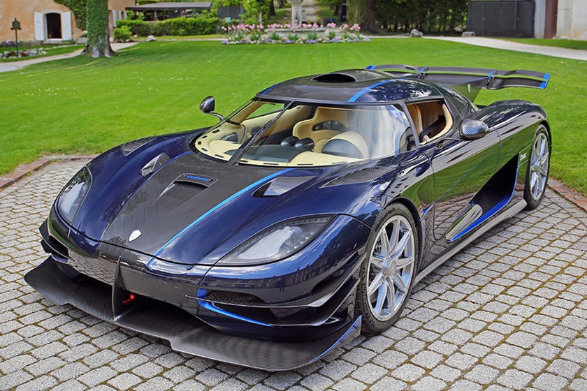 Koenigsegg One 1 có lúc đạt giá trị 10 triệu USD. trang bị động cơ V8 5.0L, tăng áp kép, công suất 1.360 mã lực. Trong khi đó, trọng lượng của xe chỉ ở mức 1.360 kg, giúp xe tăng tốc 0-100 km/h trong 2,8 giây. Siêu xe này có thể đạt tốc độ tối đa đến 450 km/h. Ảnh Carbuzz