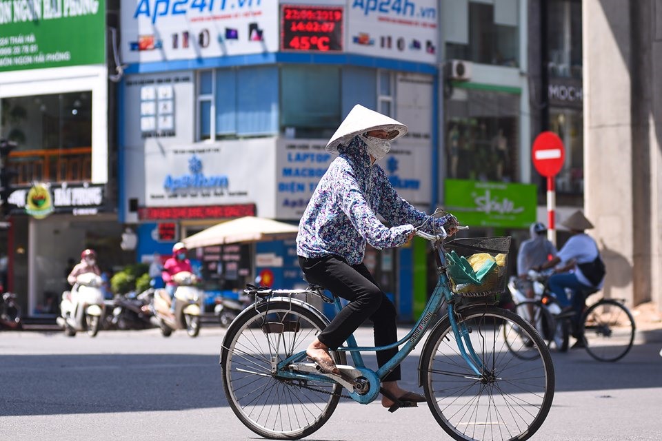 Những người dân sinh sống tại Hà Nội những ngày này, có lẽ luôn mong chờ một cơn mưa giải nhiệt sẽ đến, chấm dứt tình trạng nắng nóng như thiêu.