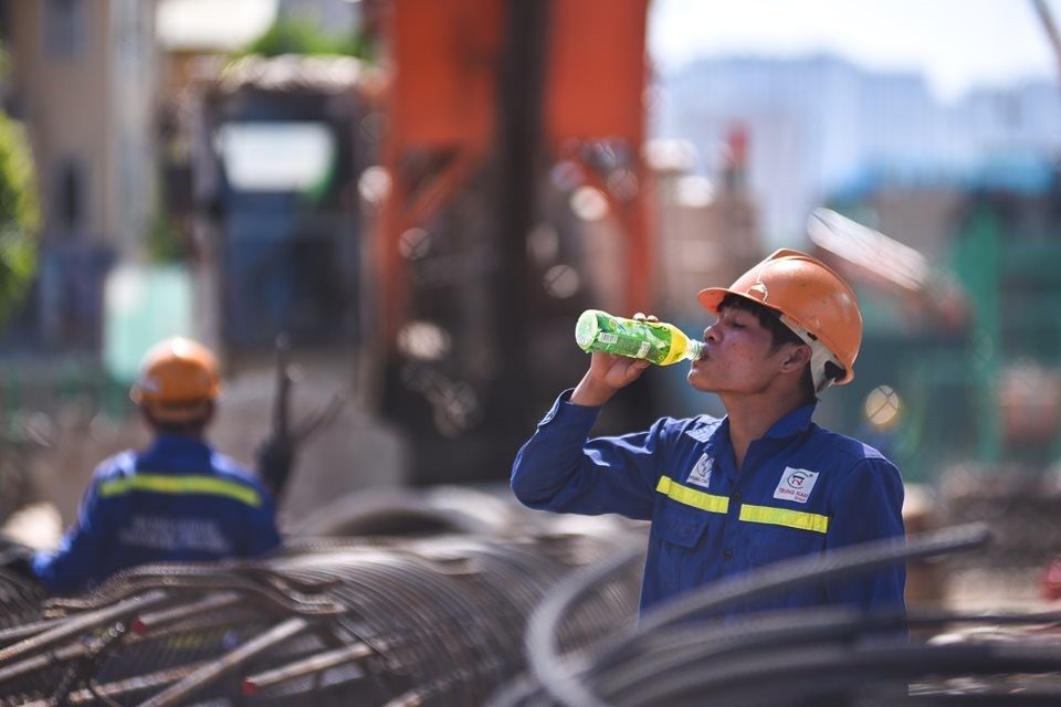 Với những công nhân làm việc ở các công trình, không tránh khỏi việc phải tiếp xúc trực tiếp với nắng nóng.