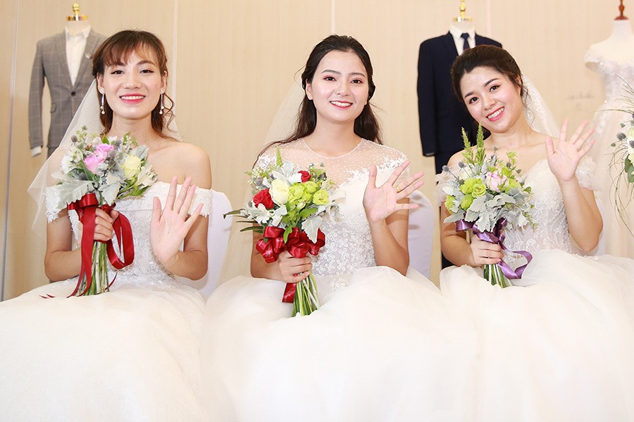 Các cô dâu sẵn sàng chuẩn bị làm lễ cưới tập thể.