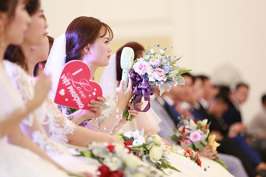 Các cô dâu hồi hộp chờ đợi giây phút quan trọng trong cuộc đời.