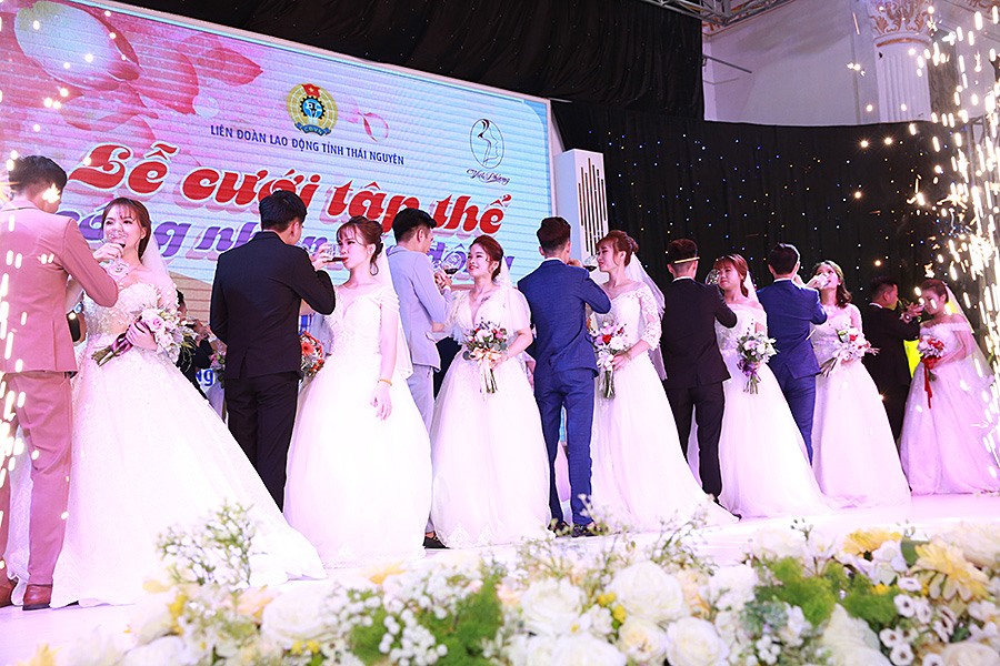 Cô dâu, chú rể uống rượu vang mừng hạnh phúc.