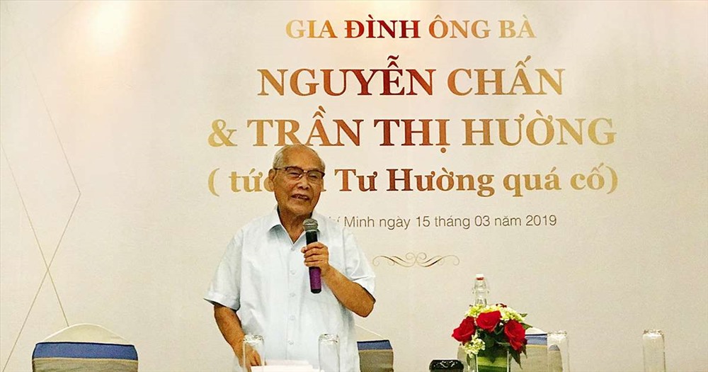 Ông Nguyễn Chấn trong buổi họp báo tố cáo con trai mình. Ảnh TL