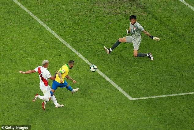Dani Alves (áo vàng) thoát xuống nâng tỷ số lên 4-0. Ảnh: Getty Images.