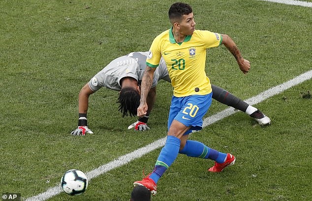Firmino ghi bàn mà không cần nhìn khung thành của Peru. Ảnh: AP