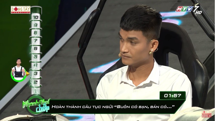 Mạc Đăng Khoa trả lời câu hỏi của chương trình. Ảnh: Nhanh như chớp