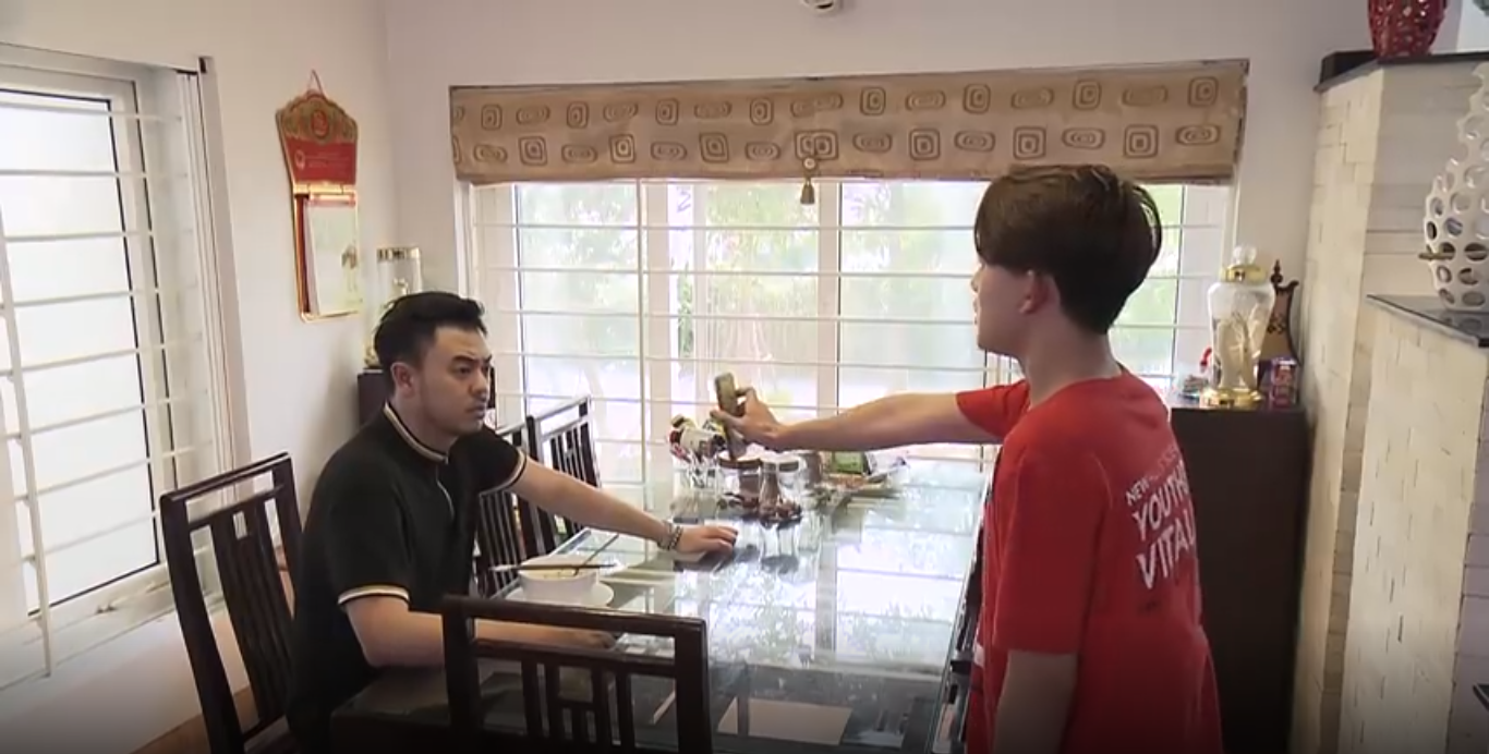 Bố con Bảo vẫn tiếp tục khẩu chiến vì Dương. Ảnh cắt từ clip