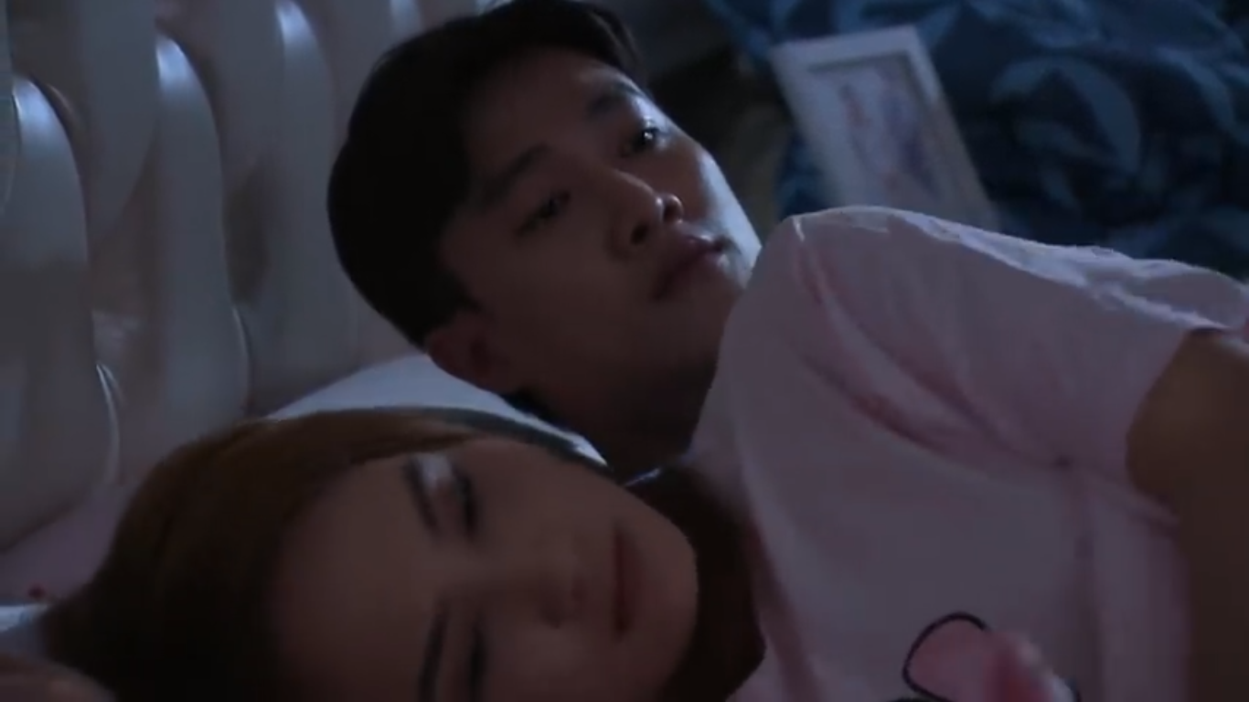 Thư và Vũ cuối cùng chịu nằm chung giường.