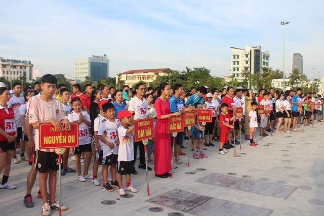 Các gia đình tham dự giải. Ảnh: Minh Vân