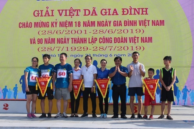 Trao giải. Ảnh: Minh Vân