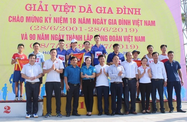 Trao giải. Ảnh: Minh Vân