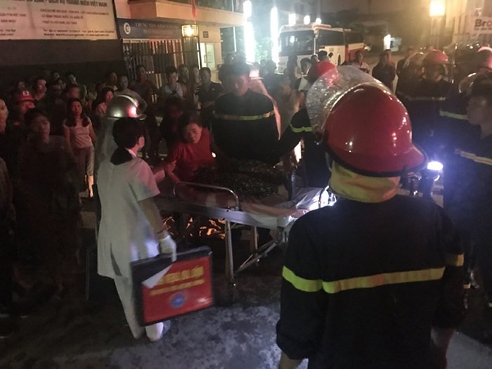 Lực lượng chức năng kịp thời cứu thoát 6 người tại đám cháy trong đêm. Ảnh: Ánh Nguyệt.