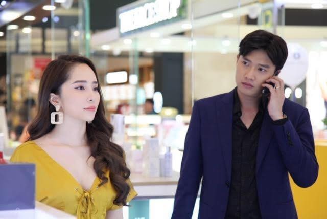 Vũ và Nhã đi chơi trong trung tâm thương mại trong phim Về nhà đi con“. Ảnh: ST