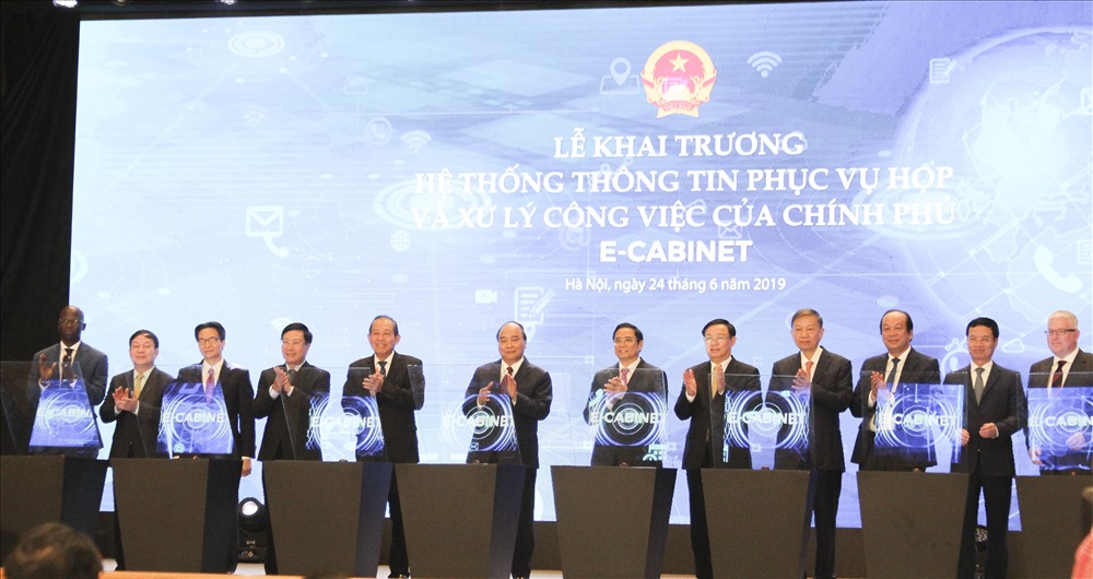 Các đại biểu nhấn nút khai trương tại hệ thống e-Cabinet. Ảnh T.V
