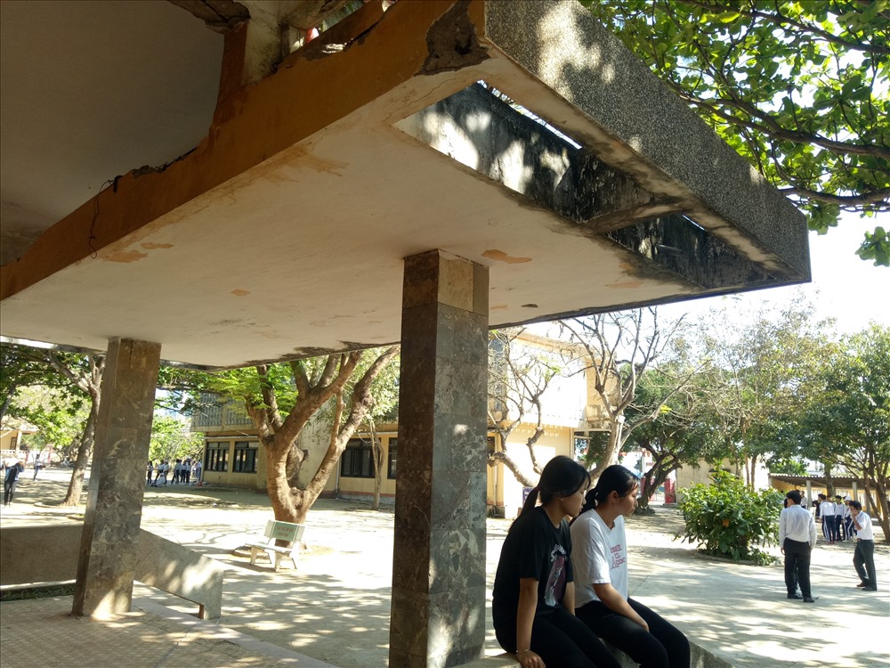 Trường THPT Lý Sơn không đảm bảo an toàn nên địa điểm thi được bố trí tại trường THCS An Vĩnh. Ảnh: Hà Phương