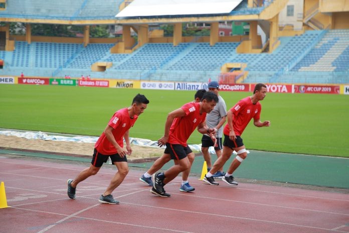 Có 49 trọng tài, 56 trợ lý trọng tài bước vào buổi kiểm tra thể lực vào hôm nay (24.6) tại Hà Nội. Ảnh: VPF