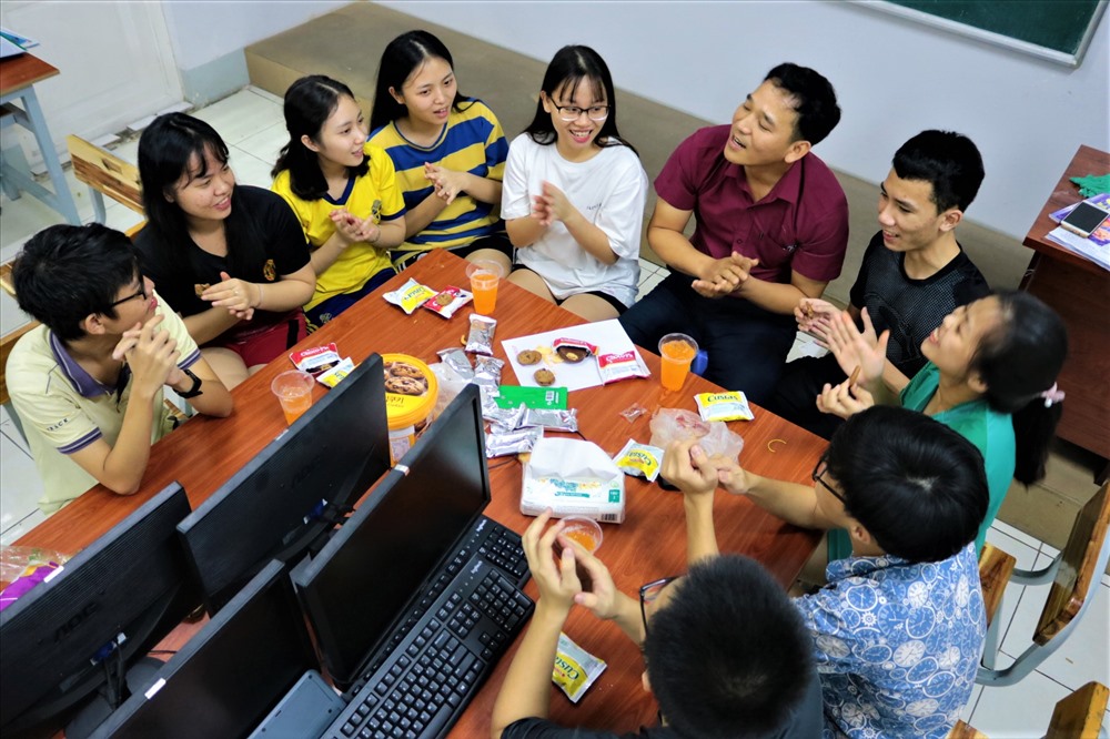 Thu Hiền và các bạn tổ chức buổi liên hoan trước ngày thi THPT Quốc gia. Đây cũng là khoảng thời gian đáng nhớ với em vì chỉ còn vài ngày nữa, em sẽ tạm biệt bạn bè ở trường THCS - THPT Hồng Hà sau 6 năm gắn bó. Ảnh: Anh Tú