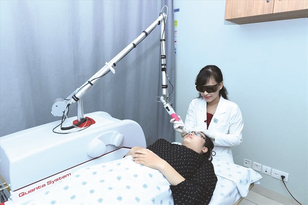 Bác sĩ thăm khám và điều trị bệnh nhân bị lão hóa da.