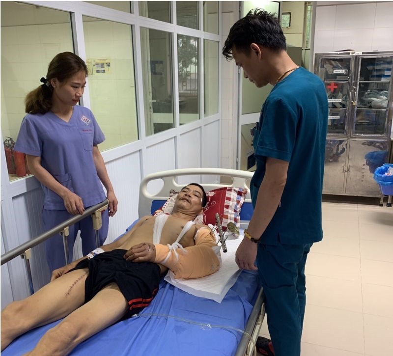 ThS. BS. Nguyễn Thanh Tùng trao đổi về tình trạng sức khỏe của bệnh nhân