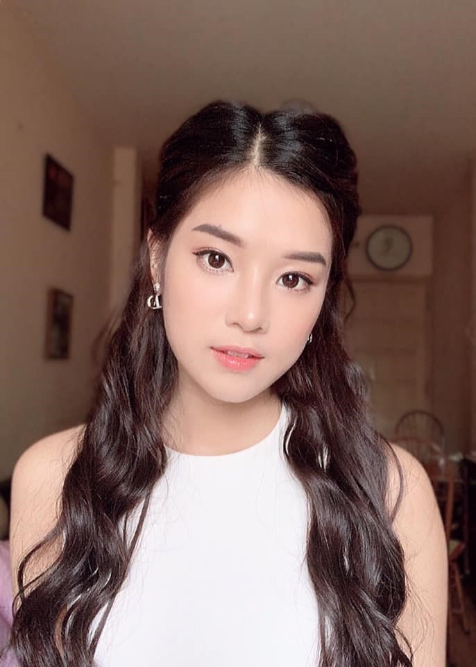 Lời nhắn vô cùng đáng yêu của ca sĩ Hoàng Yến Chibi: “Các sĩ tử ơi hãy cố lên, hãy làm hết khả năng của mình. Ai có bút thì cầm bút, ai có thước kẻ thì cầm thước kẻ, ai có giấy nháp thì cầm giấy nháp, hãy mang theo tất cả để làm bài thi một cách tốt nhất. Vào phòng thi đừng lúng túng quá, nếu không trúng tủ thì mau nhớ lại những giờ học trên lớp và ghi hết ra, lúc này 0.5 điểm cũng vô cùng quý giá. Đừng sợ, hãy để chúng ta thành con nhà người ta“.