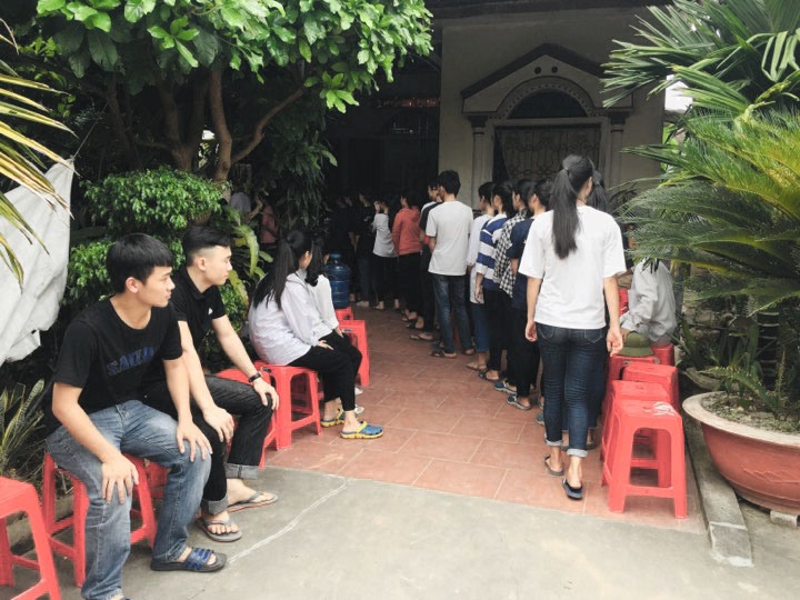 Bạn học cùng lớp em Thông đến chia buồn cùng gia đình. Ảnh. Bích Dũng