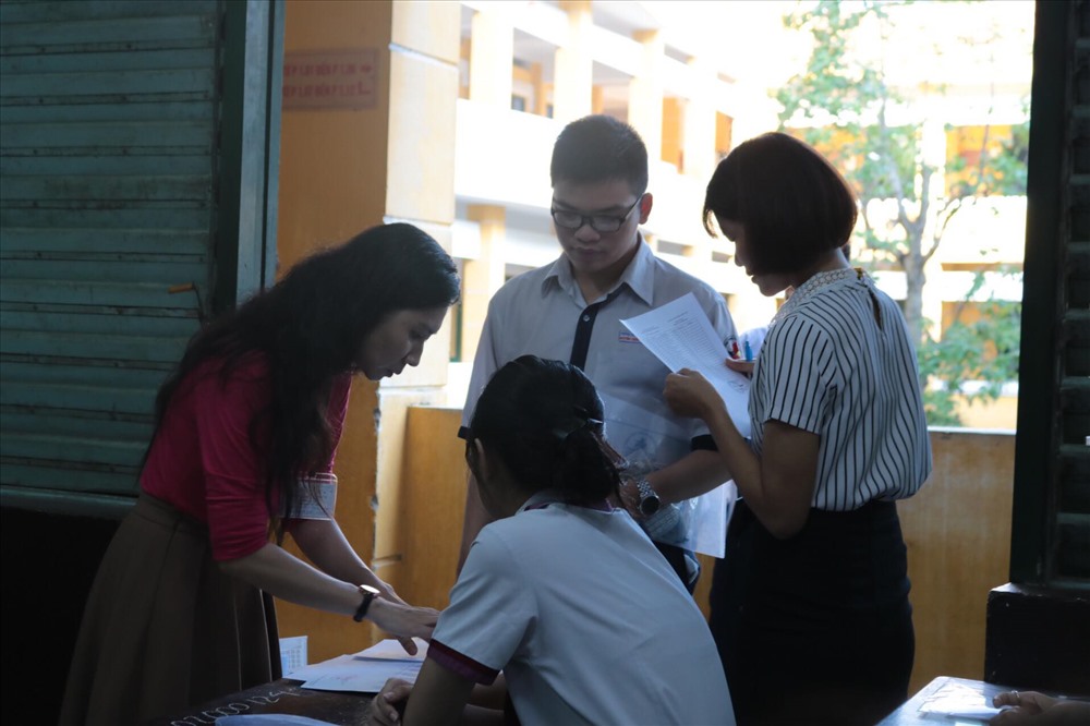 Đúng 6h30, giám thị bắt đầu gọi thí sinh vào phòng thi và hướng dẫn điền các thông tin lên giấy làm bài thi.