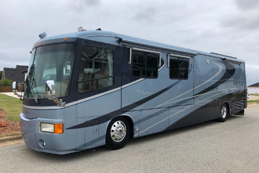 Travel Supreme có chiều dài hơn 12m. Ảnh: Carbuzz