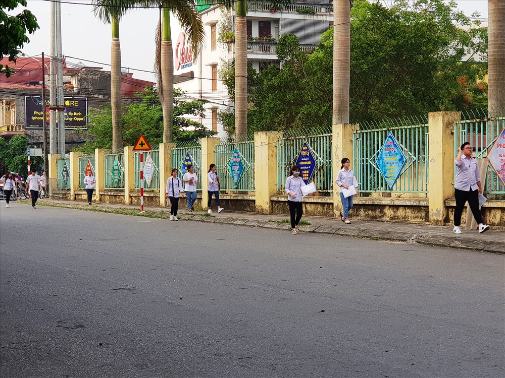 Các thí sinh trên đường đến điểm thi. Ảnh: NT