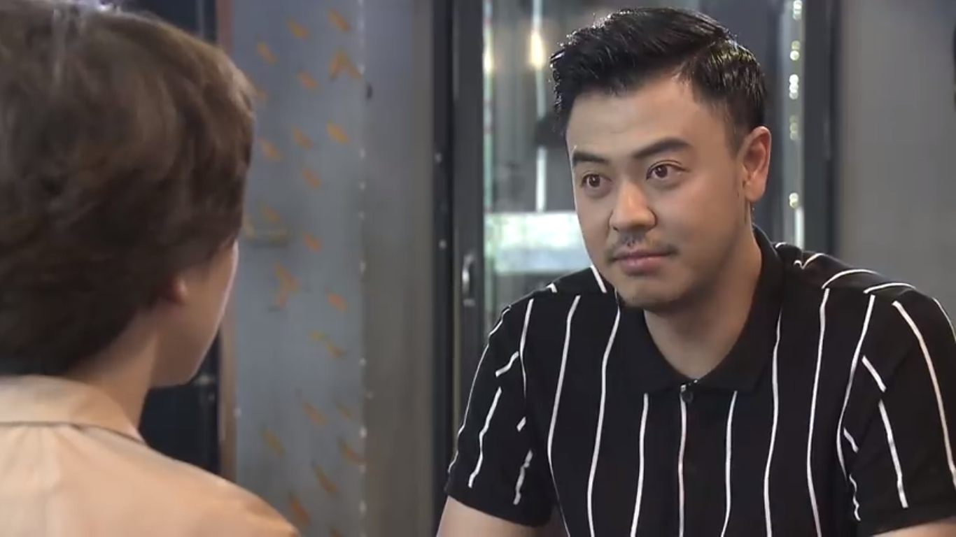 Ông Quốc nhẹ nhàng từ chối tình cảm của Dương. Ảnh cắt từ clip