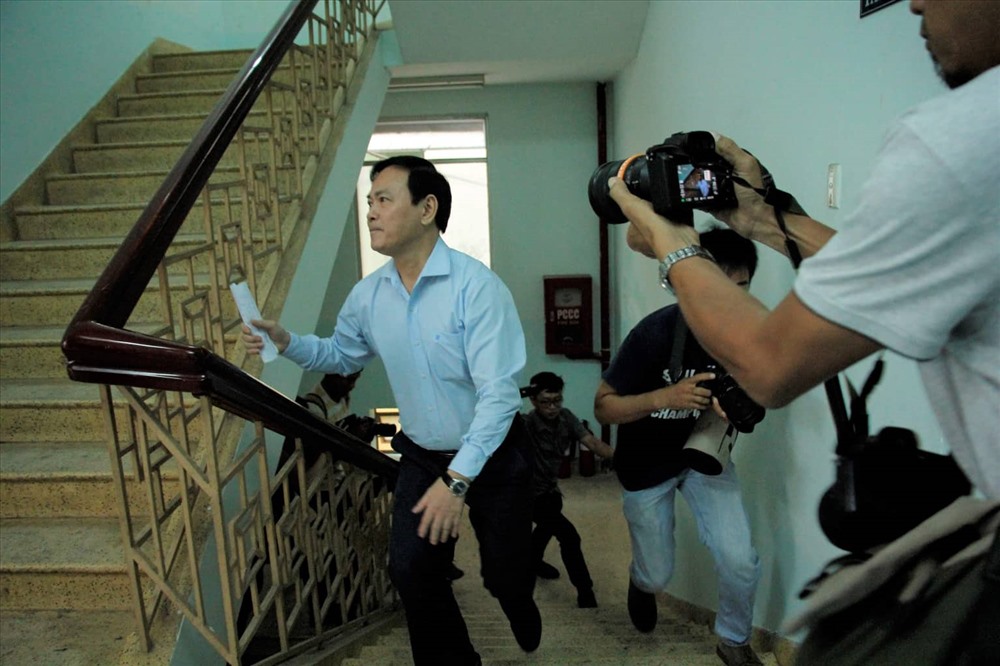 Ông Nguyễn Hữu Linh chạy thật nhanh thoát khỏi ống kính. Ảnh: Trần Linh.