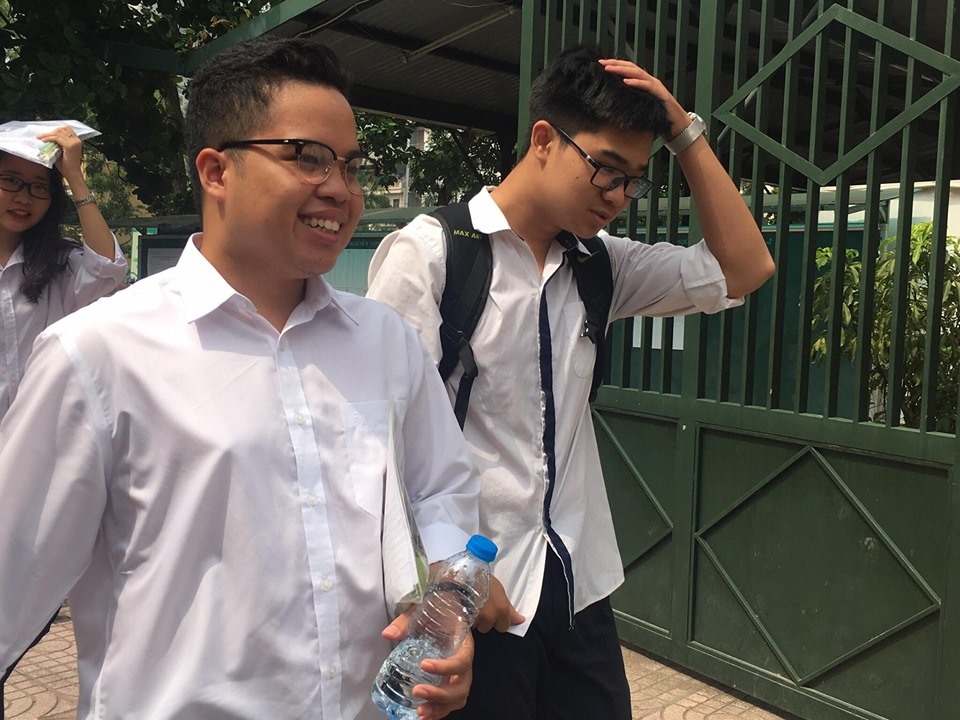 Nhiều thí sinh tỏ ra thoải mái sau khi làm xong bài thi môn Văn. Ảnh: Thảo Anh