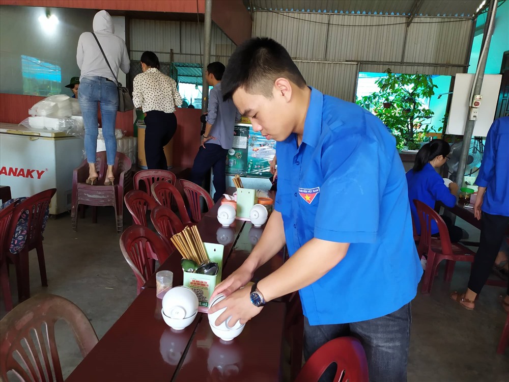 Những mâm cơm với các món ăn đảm bảo vệ sinh và dinh dưỡng tiếp sức cho các sĩ tử. Ảnh: A.Đ