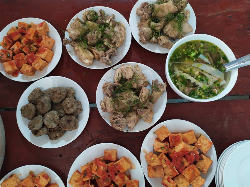 Những mâm cơm với các món ăn đảm bảo vệ sinh và dinh dưỡng tiếp sức cho các sĩ tử. Ảnh: A.Đ
