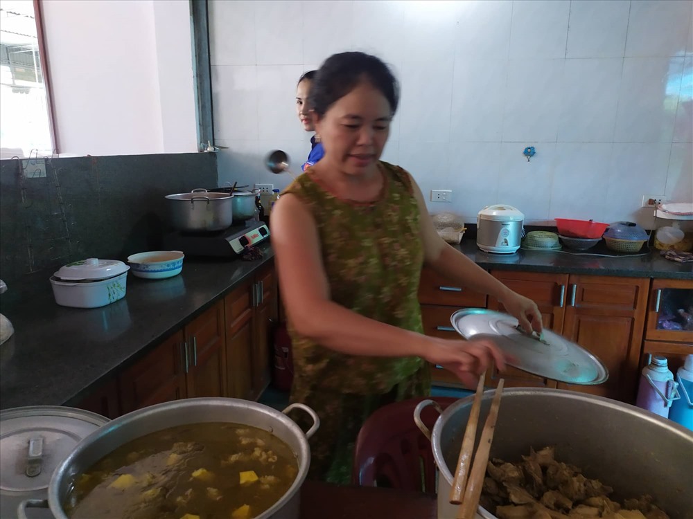Tiết trời nắng nóng nhưng mọi người đều rất phấn khởi khi được đồng hành cùng các sĩ tử. Ảnh: A.Đ