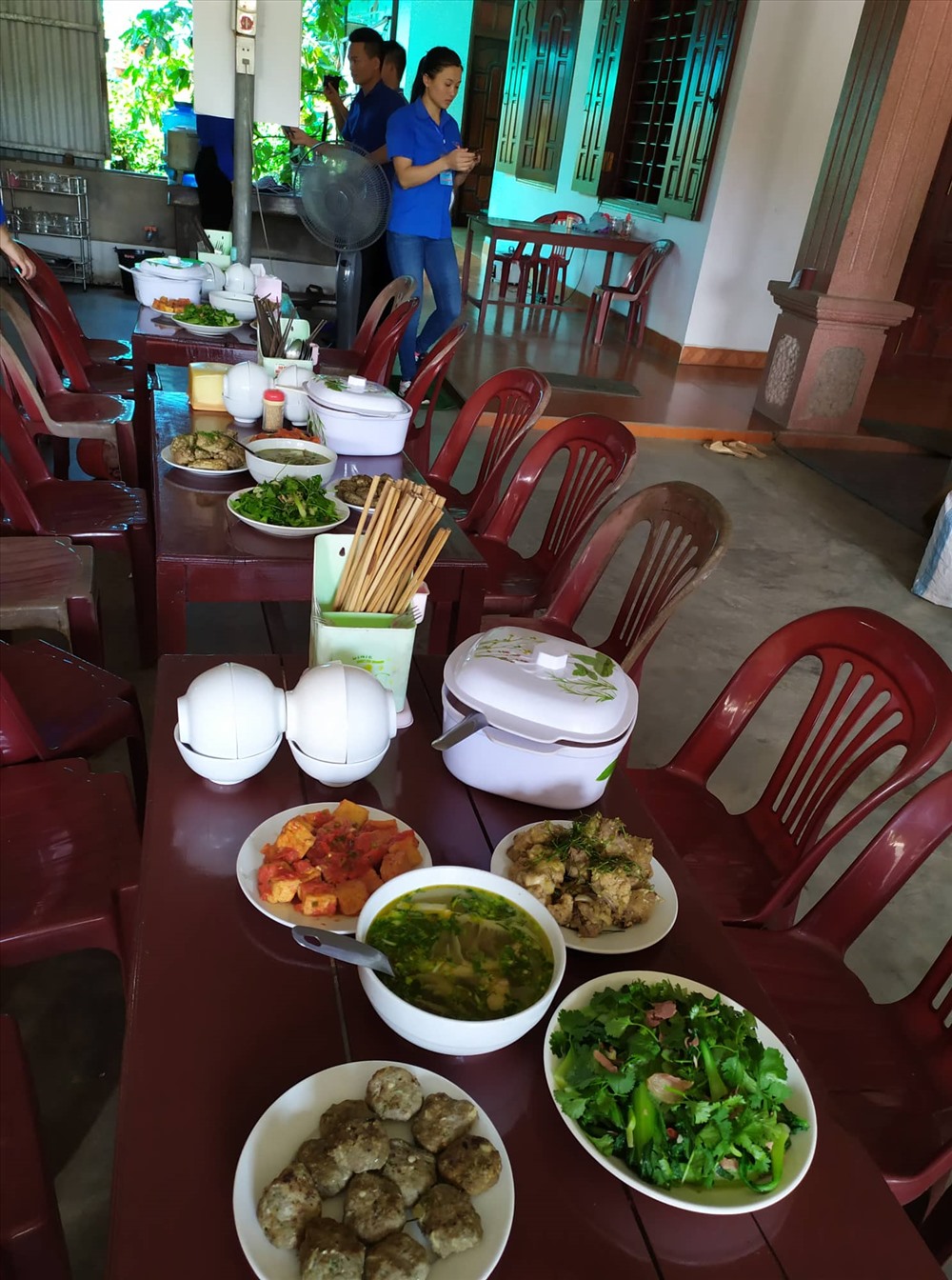 Những mâm cơm với các món ăn đảm bảo vệ sinh và dinh dưỡng tiếp sức cho các sĩ tử. Ảnh: A.Đ