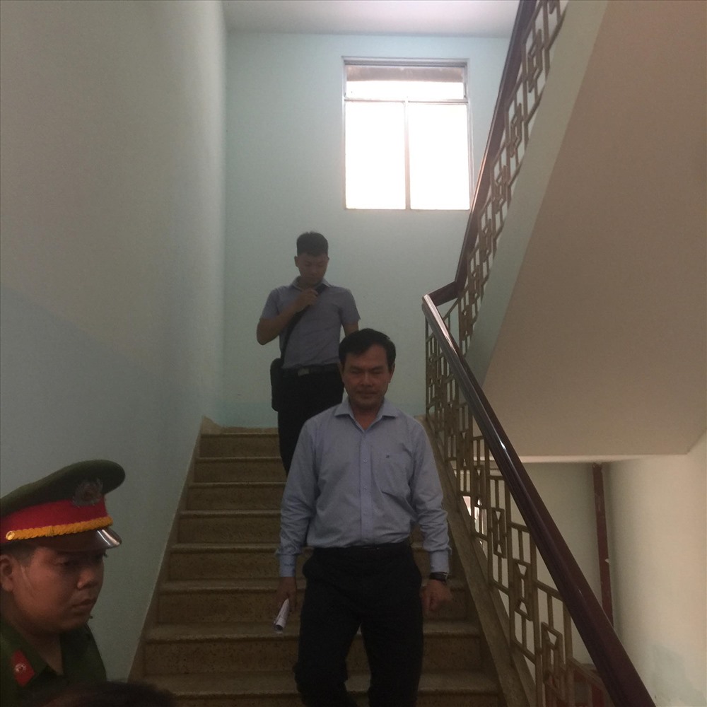 Ông Nguyễn Hữu Linh ra về vào lúc gần 11h. Ảnh: Cao Huân.