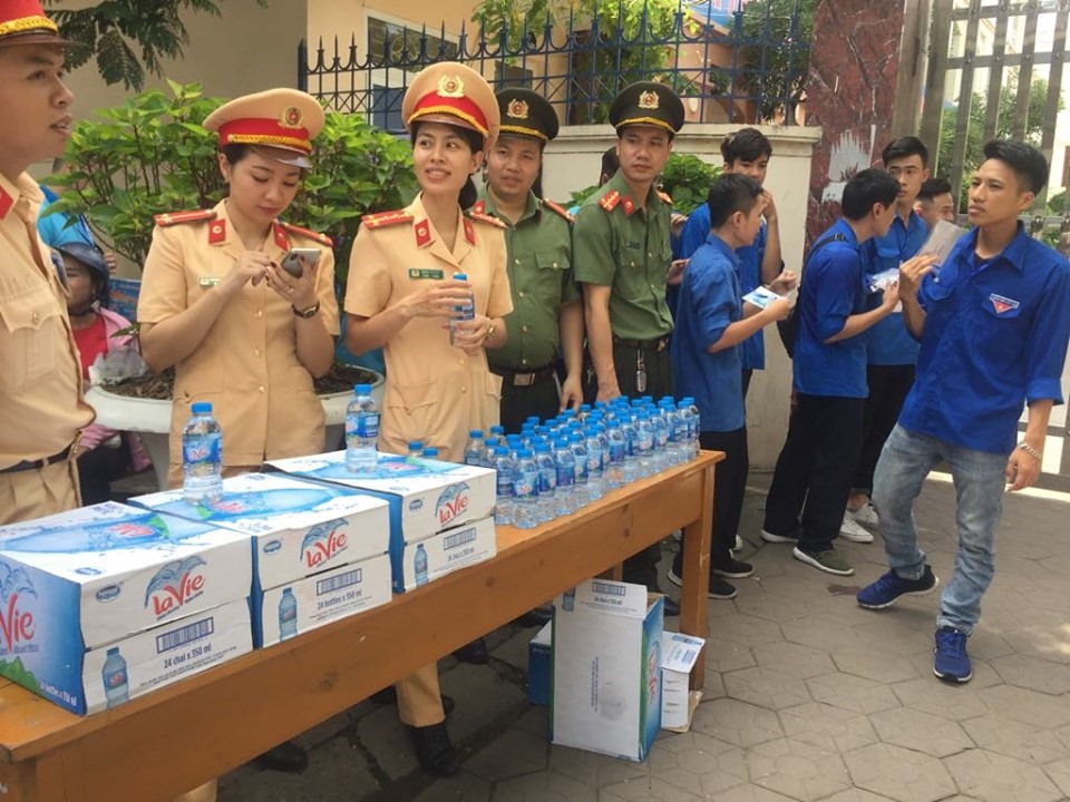 Nước lọc sẵn sàng đợi các thi sinh thi xong - tại điểm thi trường THCS Tô Hiệu (Hải Phòng) - ảnh HH