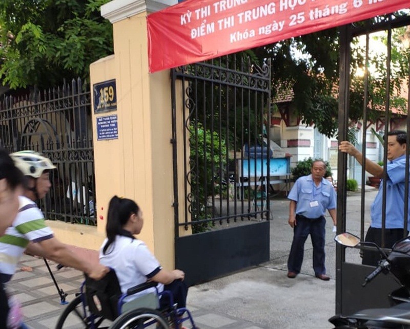Trúc cùng gia đình đến điểm thi bằng xe cứu thương, ảnh: Bệnh viện Đa khoa Sài Gòn cung cấp