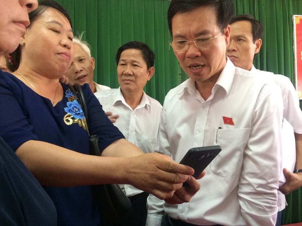 Trưởng Ban tuyên giáo Trung ương Võ Văn Thưởng tiếp xúc cử tri TP.Biên Hòa_Ảnh: HAC