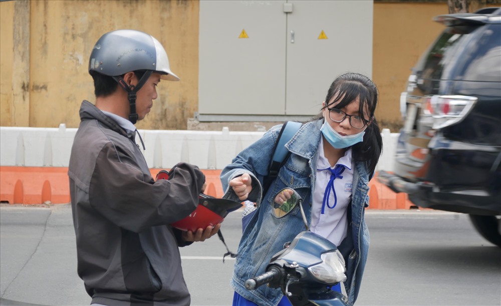 Một nữ sinh tới điểm thi mới cởi áo khoác.