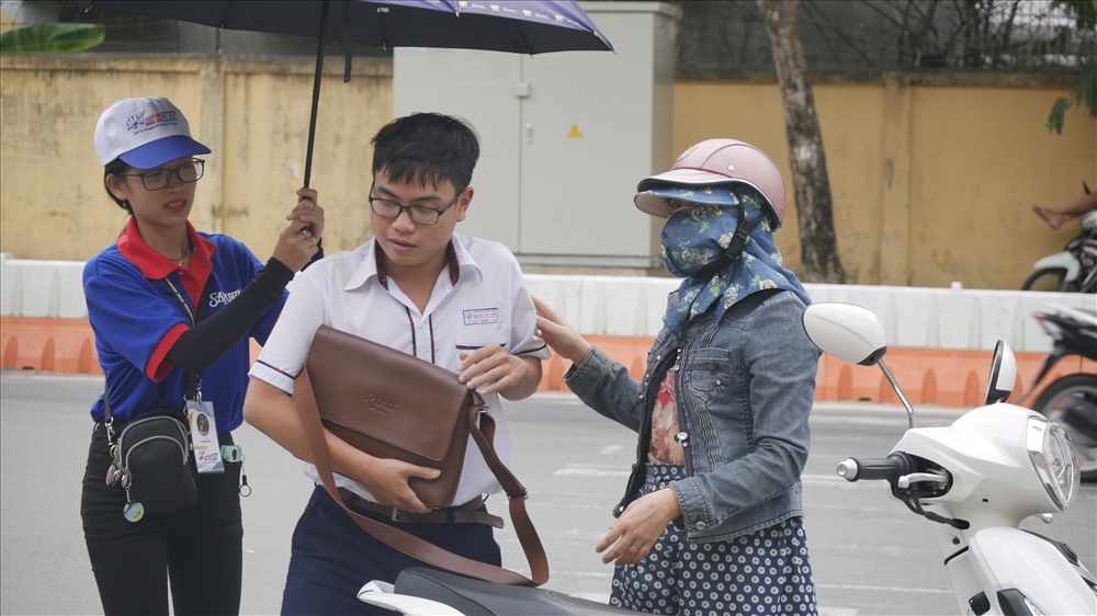 Thí sinh đến điểm thi từ sớm vẫn không tránh được nắng to và nóng bức.