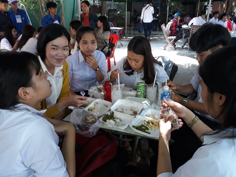Bữa ăn vội giữa 2 buổi thi của thí sinh. Ảnh: Hồng Lan