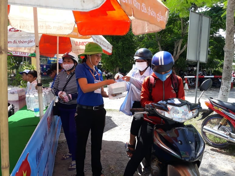 TNV hỗ trợ cơm và nước cho thí sinh. Ảnh: Hồng Lan