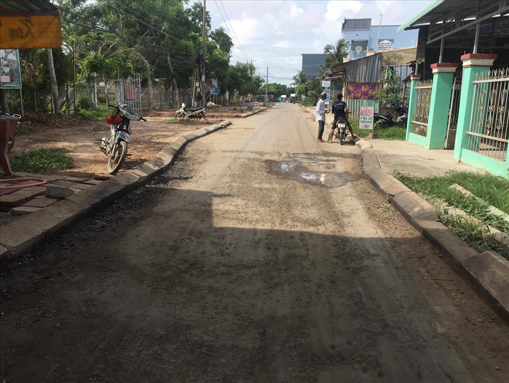 Dù đã trể tiến độ, nhưng dấu hiệu thi công của nhà thầu gần như không có khiến người dân bức xúc (ảnh Nhật Hồ)