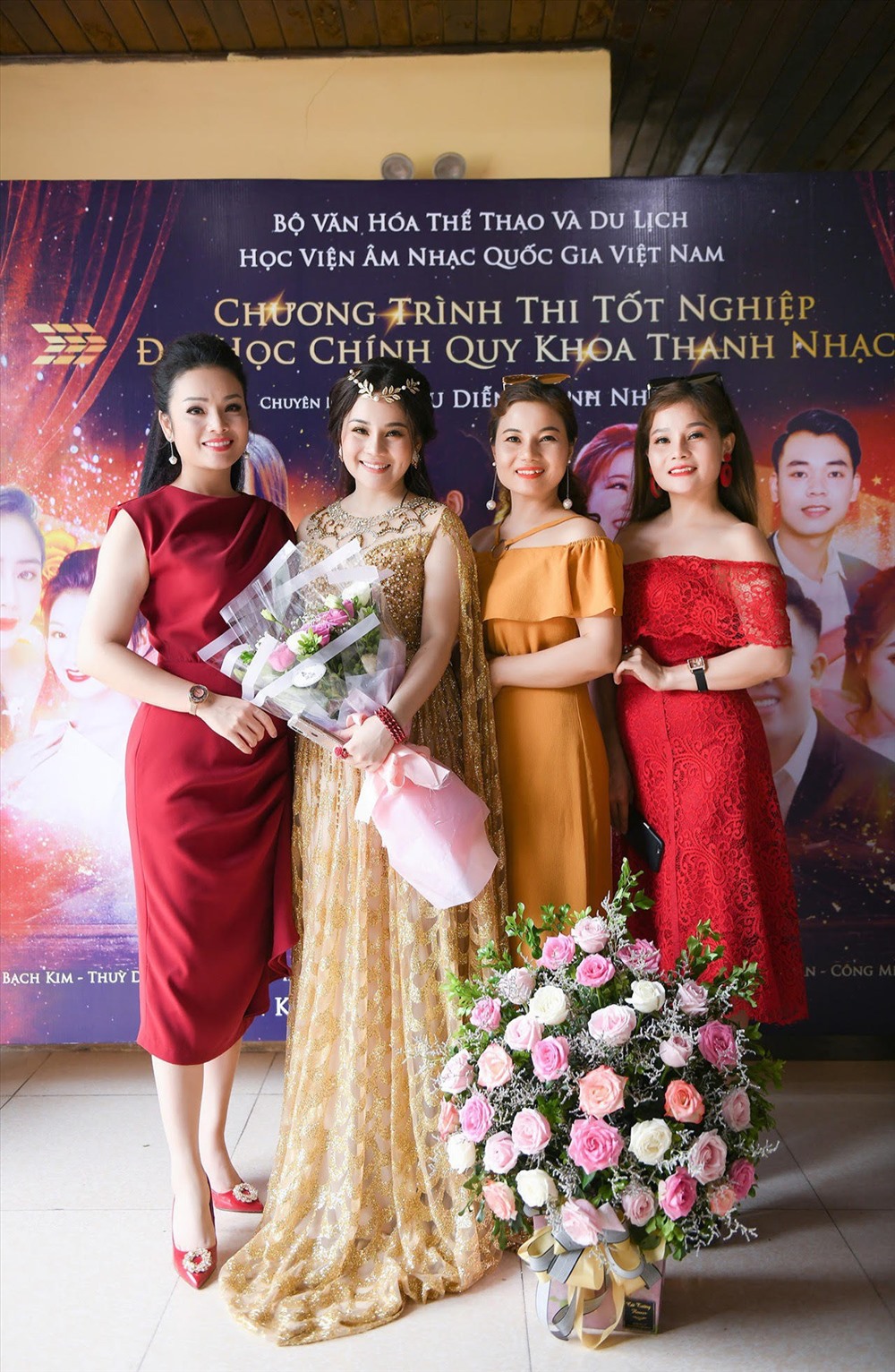 Ca sĩ Tân Nhàn cùng Hương Ly trong ngày tốt nghiệp. Ảnh: Hải Anh