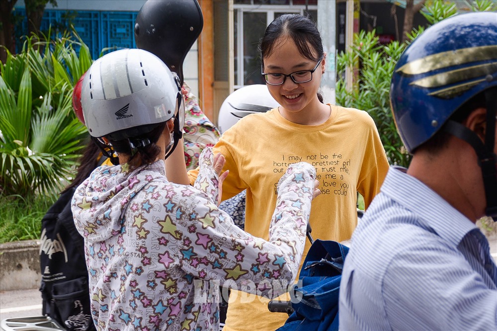 Sau khi kết thúc làm bài môn Toán, hầu hết thí sinh đều ra khỏi phòng thi với tâm trạng thoải mái, nhẹ nhàng. Ảnh: Phan Anh