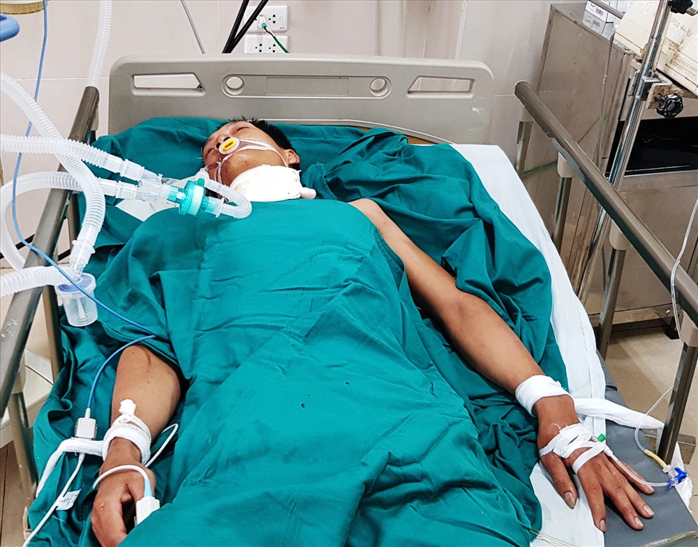 Anh Phạm Văn Tỏa hiện đang được cấp cứu tại Bệnh viện đa khoa tỉnh Ninh Bình. Ảnh: NT