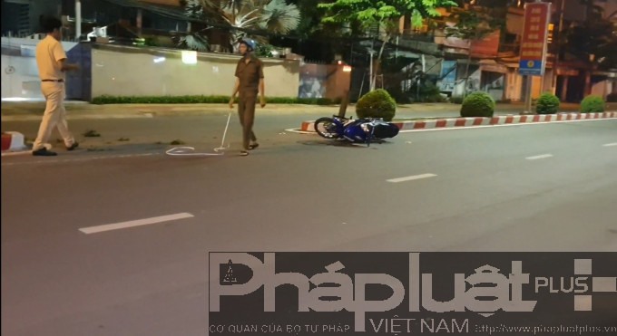 Lực lượng chức năng khám nghiệm hiện trường vụ việc. Ảnh: phapluatplus.vn.