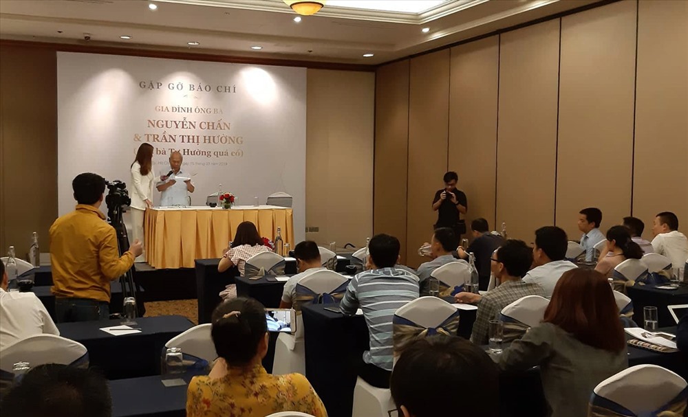 Ông Nguyễn Chấn gặp gỡ báo chí tố con
